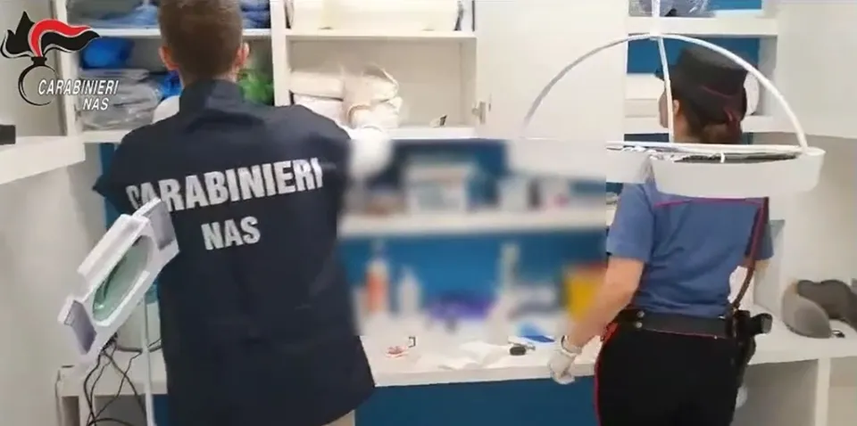 Eseguiva trapianti di capelli senza alcun titolo professionale: arrestato falso medico reggino (VIDEO)