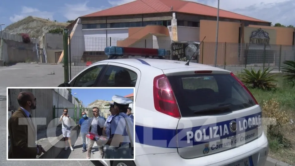 Crotone, il Comune rientra in possesso del Palamilone: sfondato il cancello d'ingresso (VIDEO)
