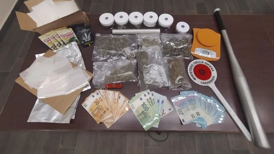 Spaccio di droga e porto abusivo di mazza da baseball: arrestato