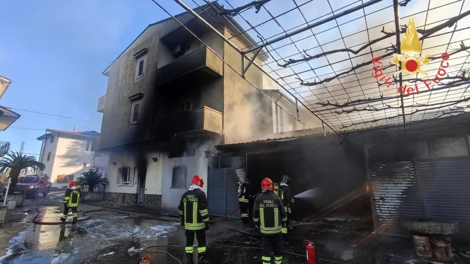 Garage in fiamme ad Olivadi, ferita una persona