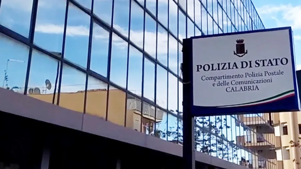 Deteneva e divulgava sui social foto e video pedopornografici: arrestato 42enne reggino