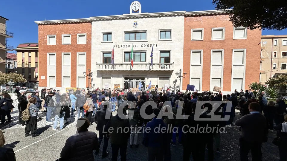 Bonifica: Crotone scende in piazza e chiede la rimozione di Errigo