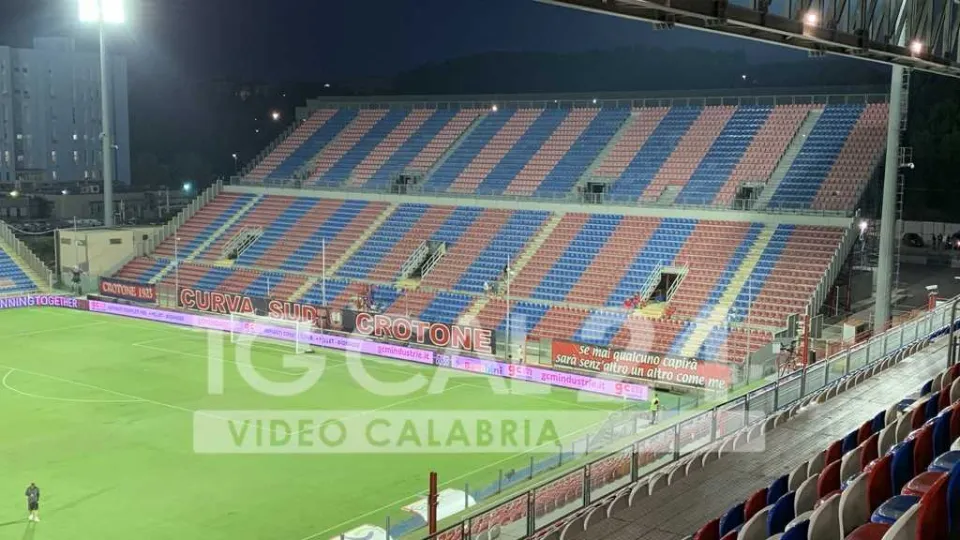SERIE B | Si avvicina il derby tra Cosenza e Crotone, ma ai tifosi pitagorici vengono negati i bus per la trasferta