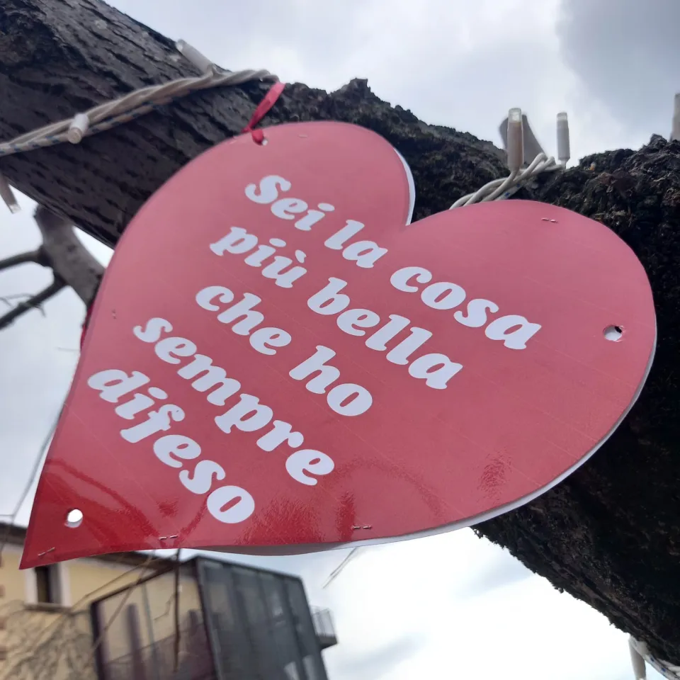 Altomonte dedica tutto il mese di febbraio agli innamorati: luci rosse e bianche, Cupido e cuori (FOTO)