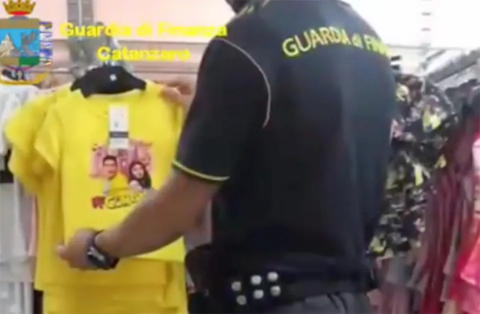 Lamezia, sequestrati capi d'abbigliamento e mascherine contraffatti (Video)
