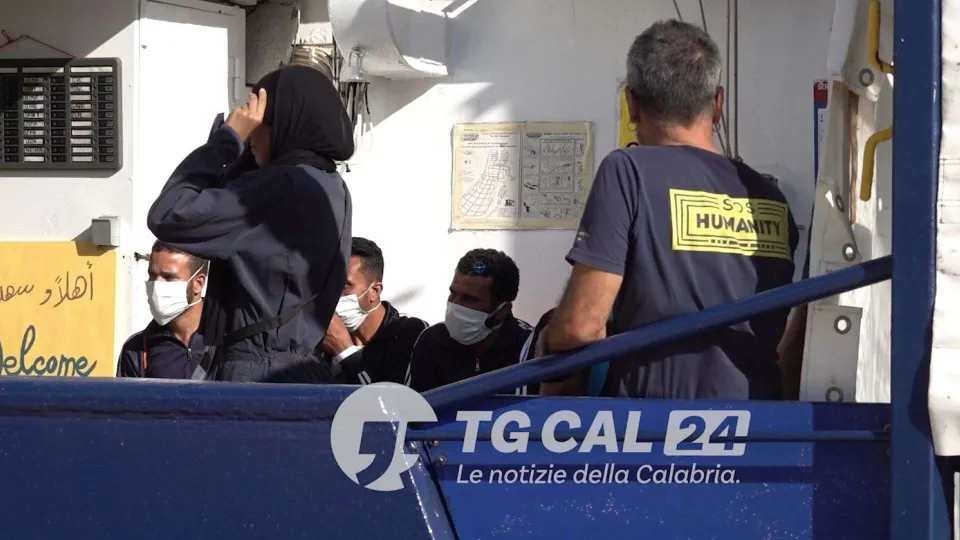 Avvistati col binocolo e salvati, in 36 sbarcano a Crotone
