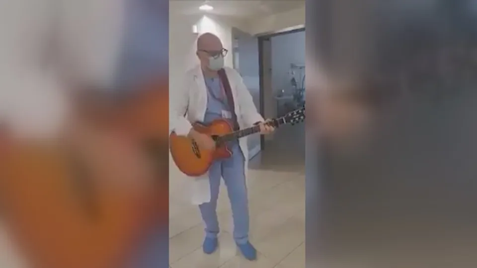 Medico di Reggio Emilia canta e suona per i suoi pazienti, l’esecuzione toccante (VIDEO)