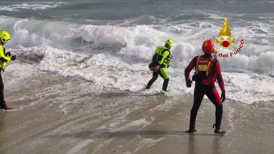 Naufragio a Cutro: proseguono ininterrottamente le ricerche in mare e sulla spiaggia (VIDEO)