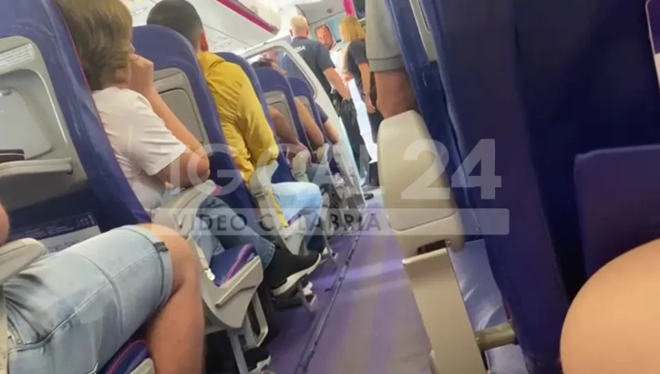VIDEO | Urina in una bottiglietta al proprio posto accanto ad un bimbo: paura sul volo Milano-Lamezia