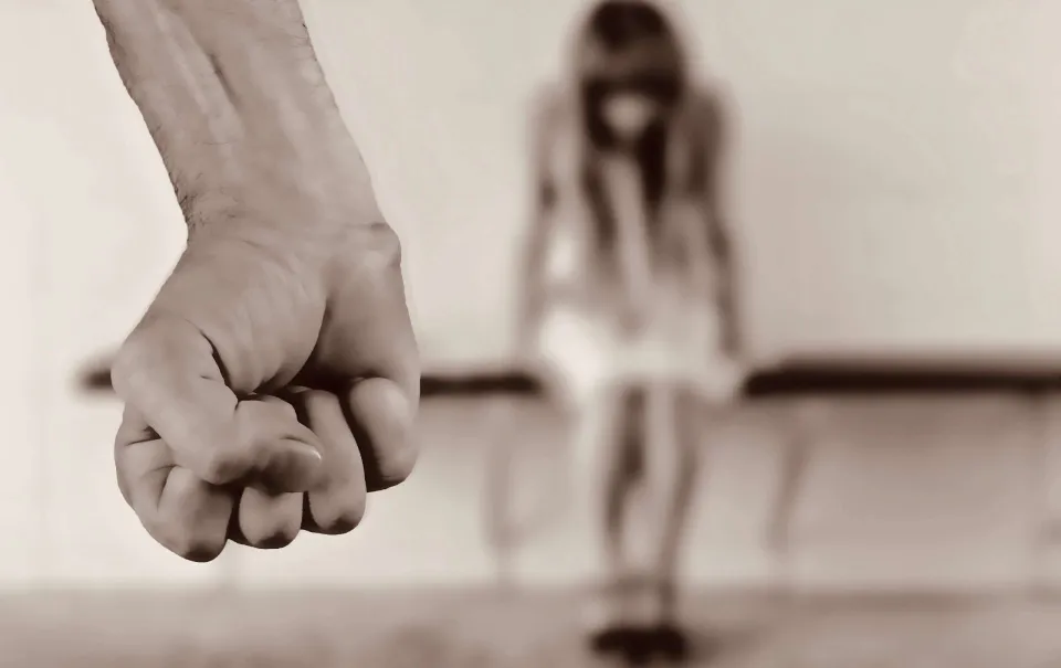Petilia Policastro, violenza su convivente: arrestato un uomo