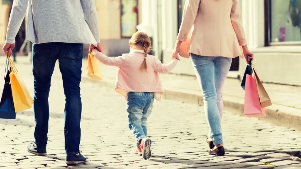 «Discriminatorio e lesivo» attribuire automaticamente il cognome del padre: lo ha stabilito la Consulta
