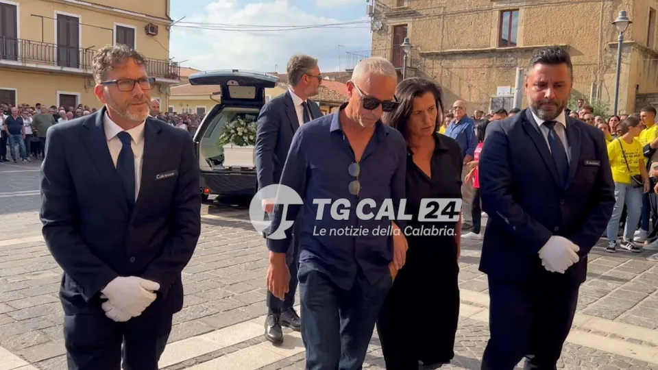Isola Capo Rizzuto porge l'ultimo saluto a Filippo Verterame