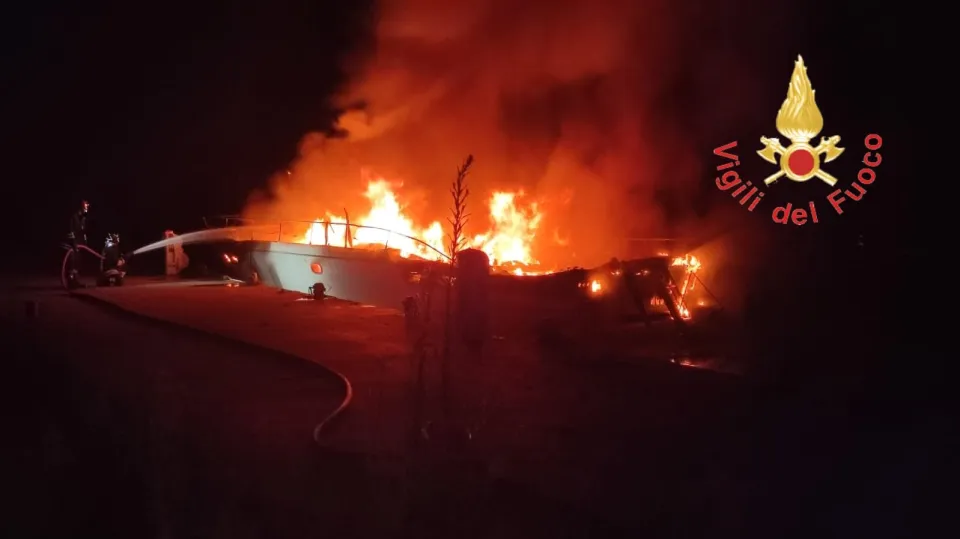 A fuoco imbarcazione ormeggiata nel porto di Badolato: esclusa nessuna ipotesi (FOTO)