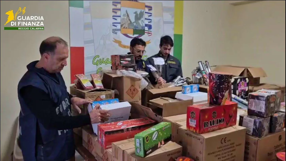 Sequestrati 3.500 kg di fuochi d’artificio illegali nel Reggino
