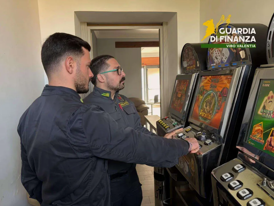 Scommesse illegali a Mileto, GdF sequestra slot machine e computer