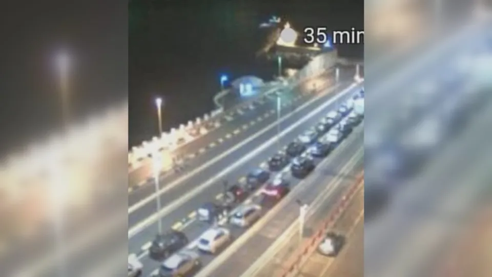 Lunghe code di auto agli imbarcaderi di Villa per Messina nella tarda serata di ieri