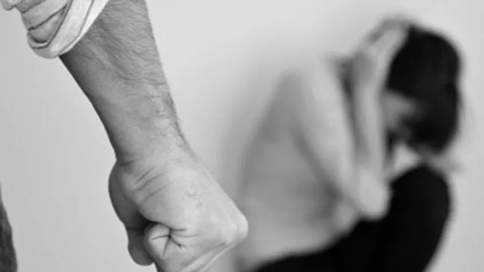 Crotone: arrestato 29enne per maltrattamenti sulla compagna, anche in presenza del figlio neonato