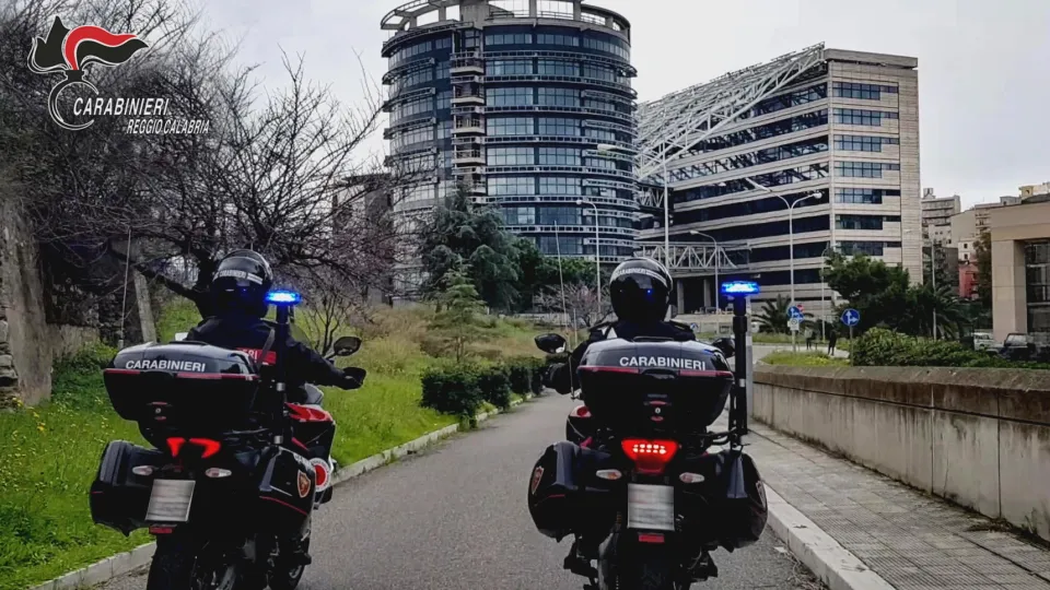 Appostano 91enne mentre riscuote pensione e lo rapinano: denunciata una donna