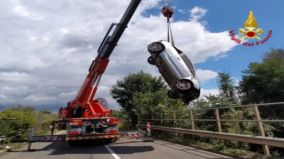 Lamezia, auto cade in un torrente: morto sul colpo il conducente