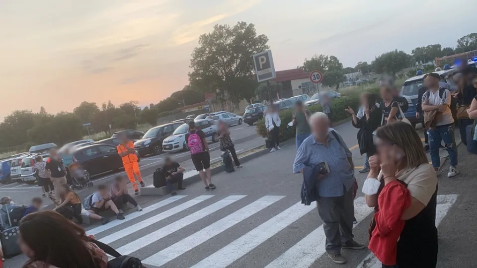 Nuovamente disagi a Crotone sul volo per Bergamo: hostess si sente male e si parte da Lamezia