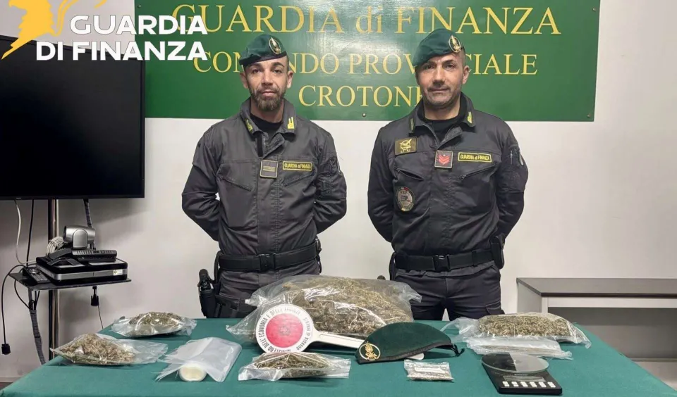 Isola Capo Rizzuto, sequestrato 1,4 kg di marijuana: un arresto