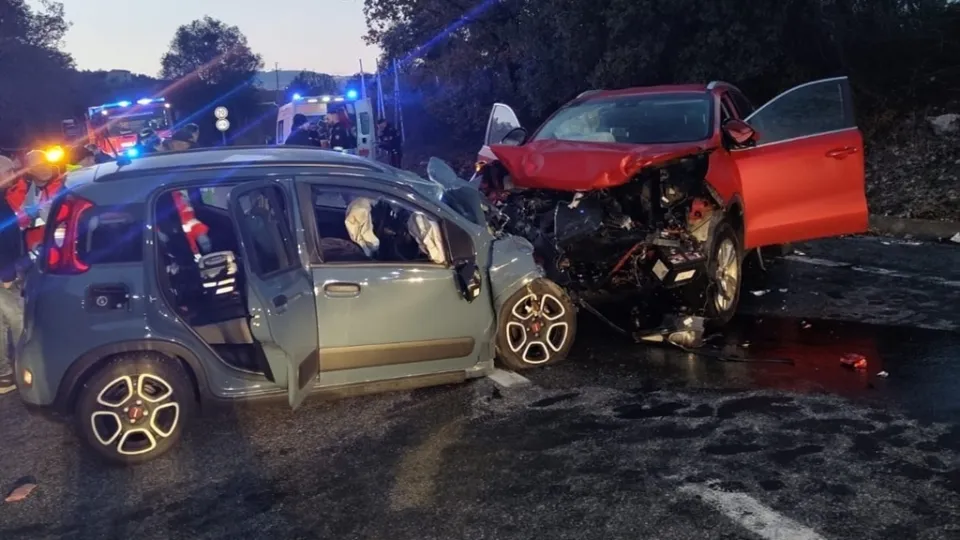 Incidente stradale sulla ss 107 nel Crotonese, tragico il bilancio: un morto e quattro feriti