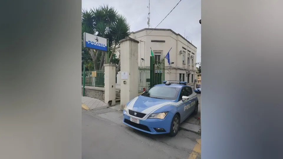 Maltratta e aggredisce la moglie, 52enne arrestato dalla Polizia