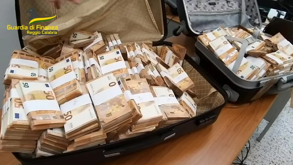 Confiscati beni per 3,5 milioni di euro ad imprenditore reggino: trovati oltre 2 milioni in due valigie (VIDEO)
