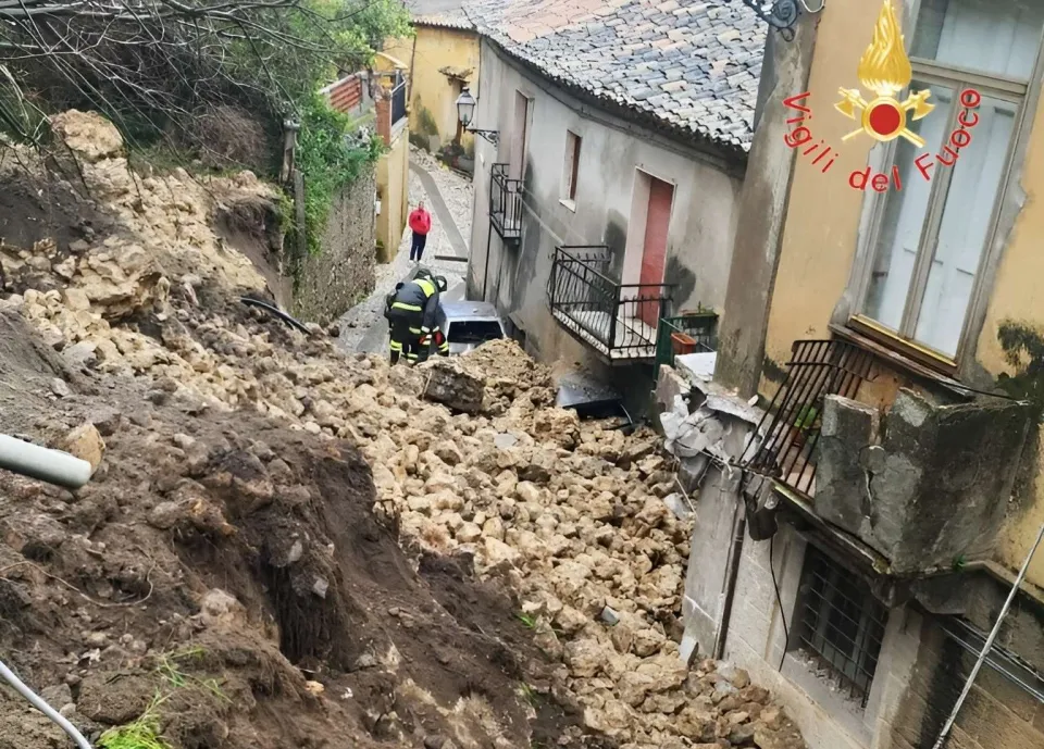 Stilo, frana vicino alle abitazioni: Vigili del fuoco al lavoro