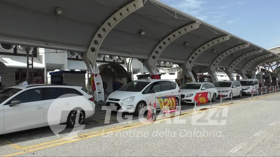 Lotta all'abusivismo e 'no' ad Uber: protestano i taxisti