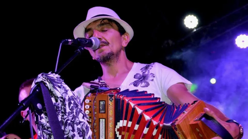 Musica: Ciccio Nucera torna sui palchi per far rivivere in musica la tradizione grecanica calabrese