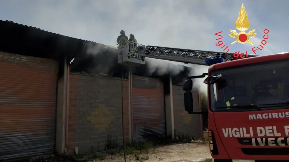 Incendiato un deposito di legname a Petilia Policastro: non si esclude l'origine dolosa
