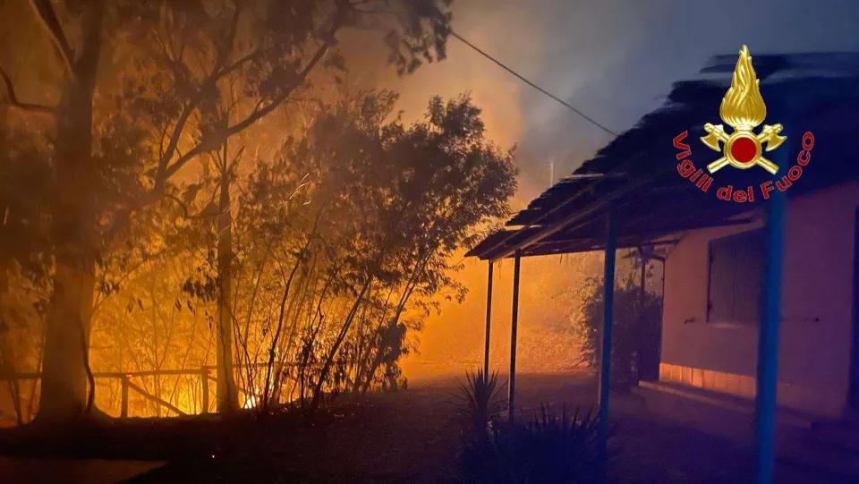 Allarme incendi nel Vibonese: 50 interventi effettuati in 24 ore