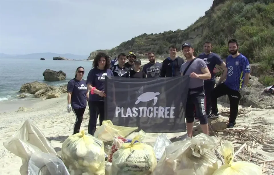 Santa Domenica di Ricadi: i volontari di "plastic free" ripuliscono la spiaggia della Scalea