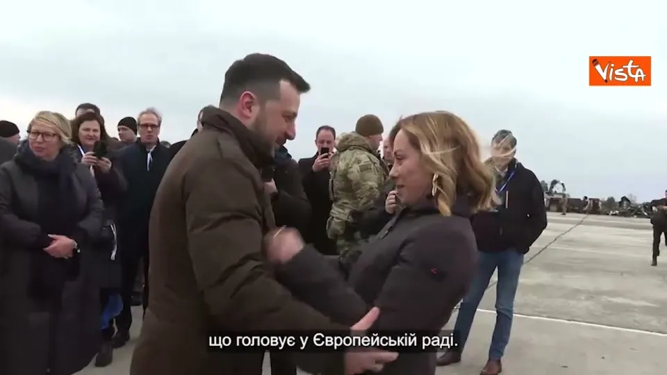 Anniversario guerra in Ucraina, Zelensky incontra Meloni. L'abbraccio all'aeroporto di Gostomel
