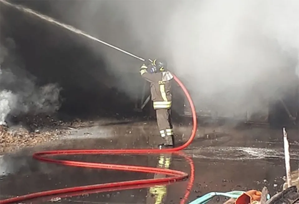 Notte di fuoco nel Catanzarese: fiamme in un'azienda di smaltimento rifiuti ed in una ditta di autodemolizioni