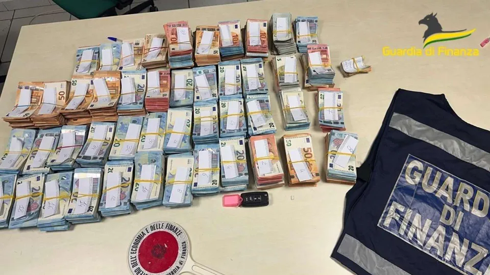 Sequestrati 400 mila euro nascosti in due doppi fondi di un’auto
