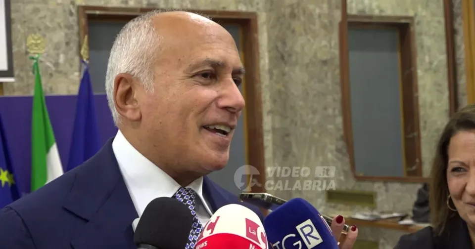Cosenza, il sindaco Caruso azzera la Giunta: «Apriamo al campo largo»