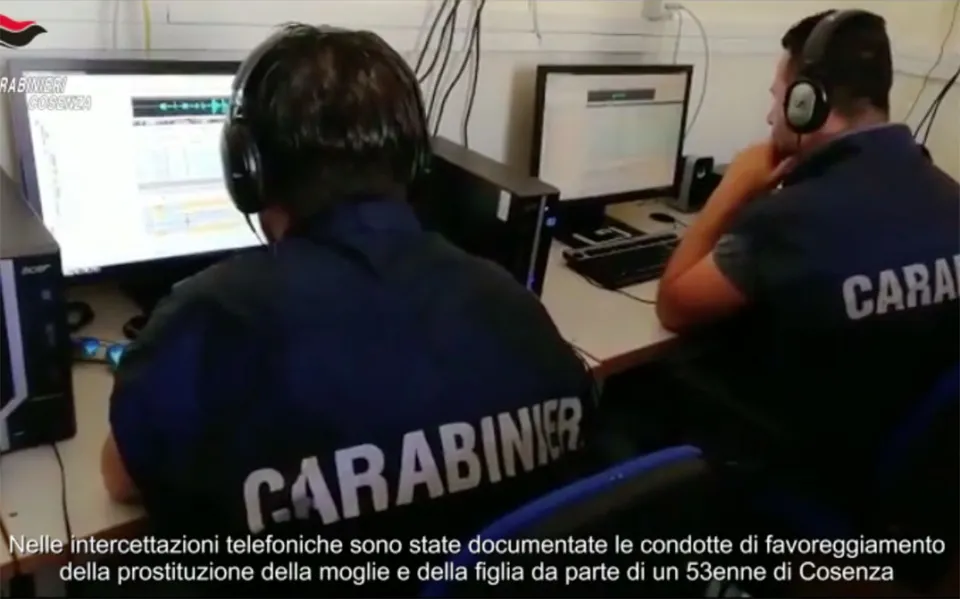 Orrore a Cosenza, vendeva la moglie invalida e la figlia per 5 euro (Video)