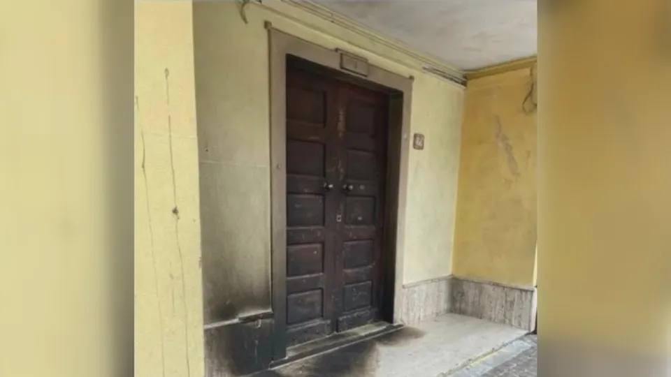 A fuoco il portone del municipio di Platì, trovate tracce di benzina: solidarietà da Occhiuto