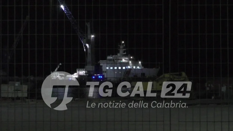 Migranti: Nave Diciotti a Crotone con 5 salme del naufragio nello Jonio