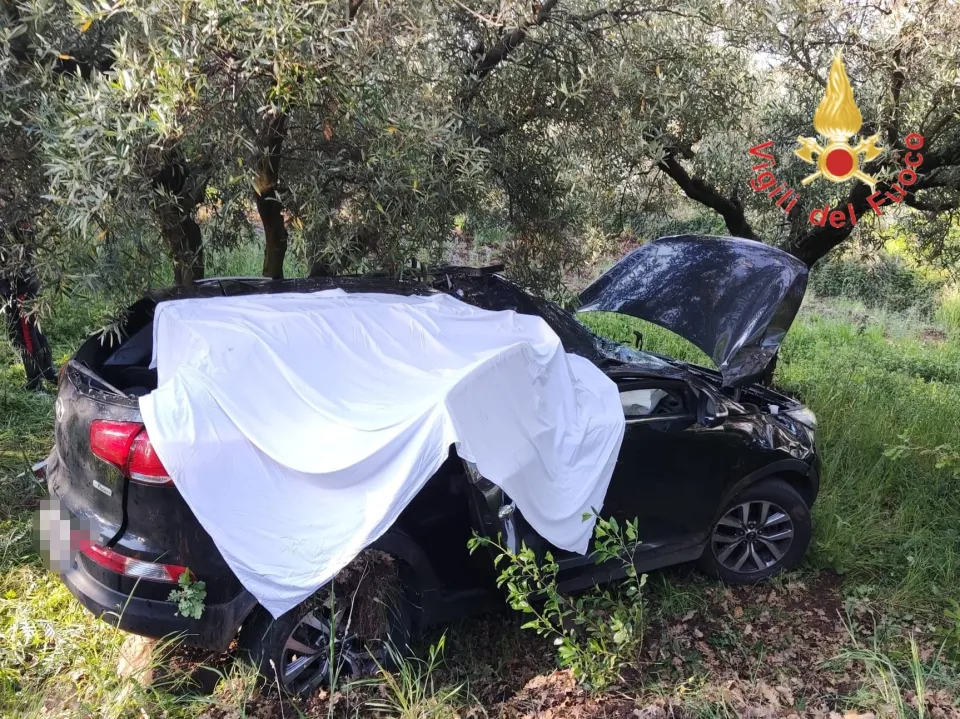 Auto finisce fuori strada a Gizzeria: morto il conducente