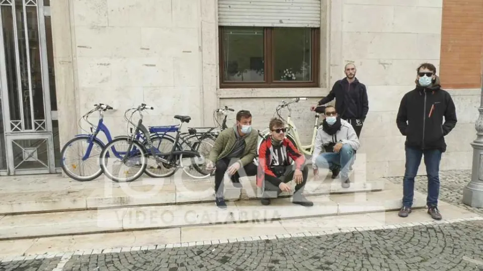 VIDEO | Bici rubate al park'n'ride di Crotone: Ciclofficina le ritrova e le riporta al Comune