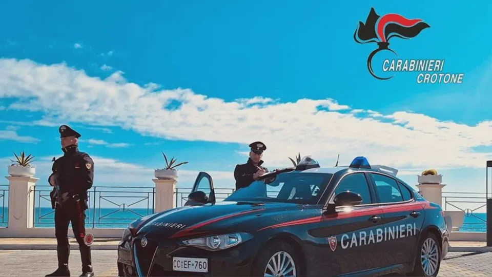 Crucoli, scoperti rifiuti pericolosi e un fucile nascosto: un arresto