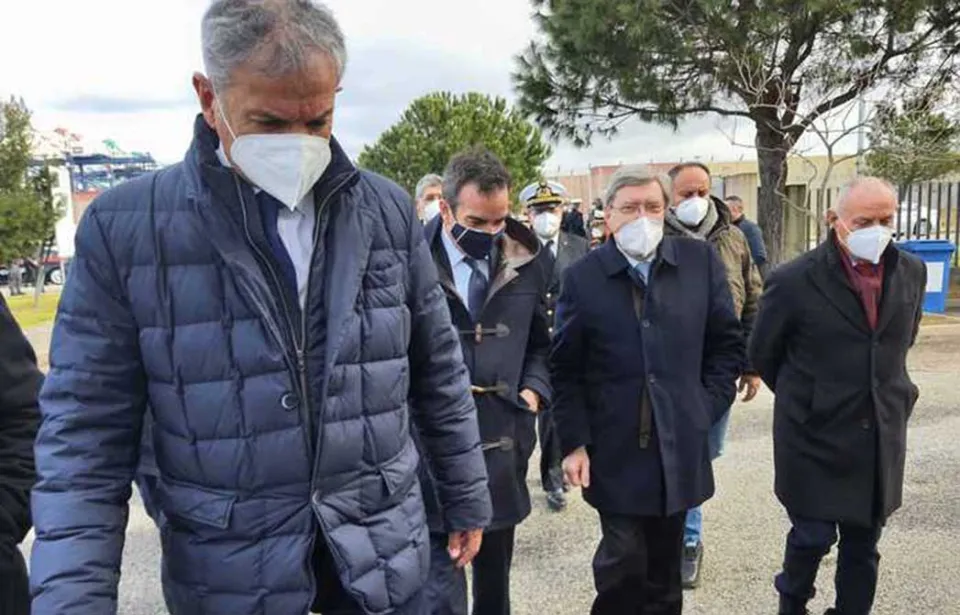 Il ministro Giovannini in visita al porto di Gioia Tauro: "È il più strategico d'Italia"