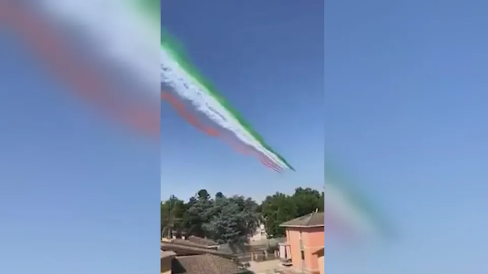 Le Frecce Tricolori sfrecciano sopra i cieli di Codogno e Milano in omaggio alle vittime del Covid (VIDEO)