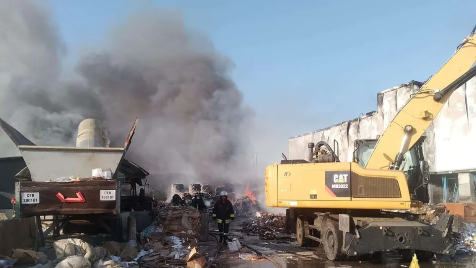 Incendio rifiuti a Lamezia, Arpacal: "Potenziale impatto per centinaia di metri"