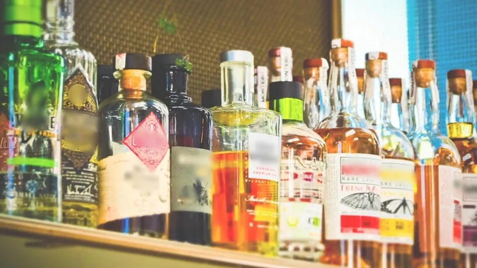 Rubano 17 bottiglie di liquore in un centro commerciale: arrestate due donne nel Reggino