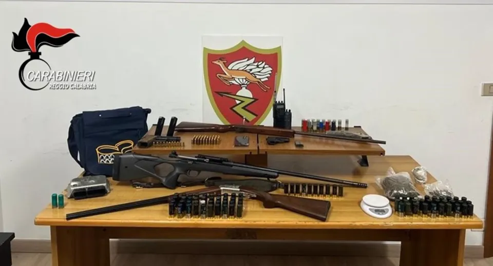 Reggio Calabria: trovate armi e droga tra rifiuti, deferito un 34enne
