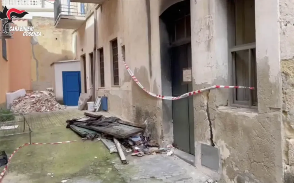 Avrebbe ucciso un uomo e dato fuoco alla sua casa: 38enne arrestato a Trebisacce